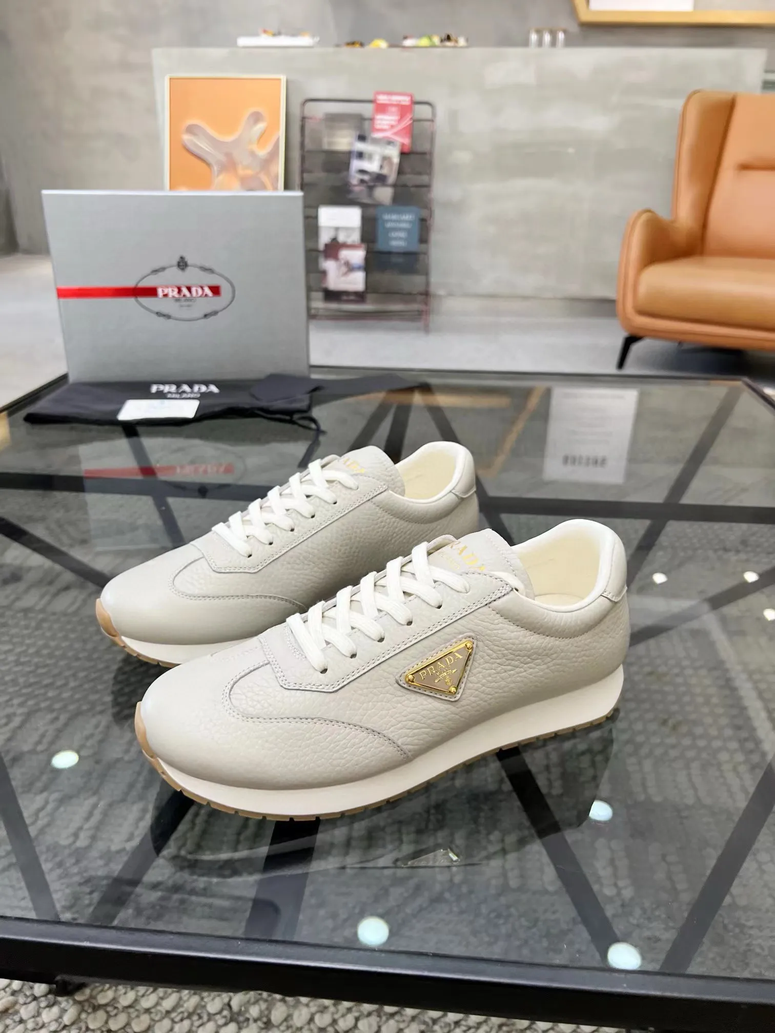 Factory price: 400💰Prada new men's leather sports shoes, the highest version on the market, any comparison is welcome🆚! The original leather has excellent texture and is super high-end! Fetal sheep net lining imported from Italy, removable pad! Luxurious materials and fine workmanship, highly recommended! Code number: 38-44, customized 45